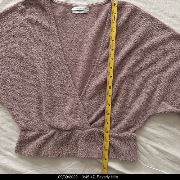 SOLD ♏️ UO Cropped Deep V Boucle Sweater - Picture 11 of 14